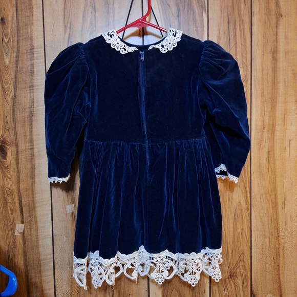 Vintage Blue Velvet Childs dress with lace trim amd collar - Picture 2 of 2